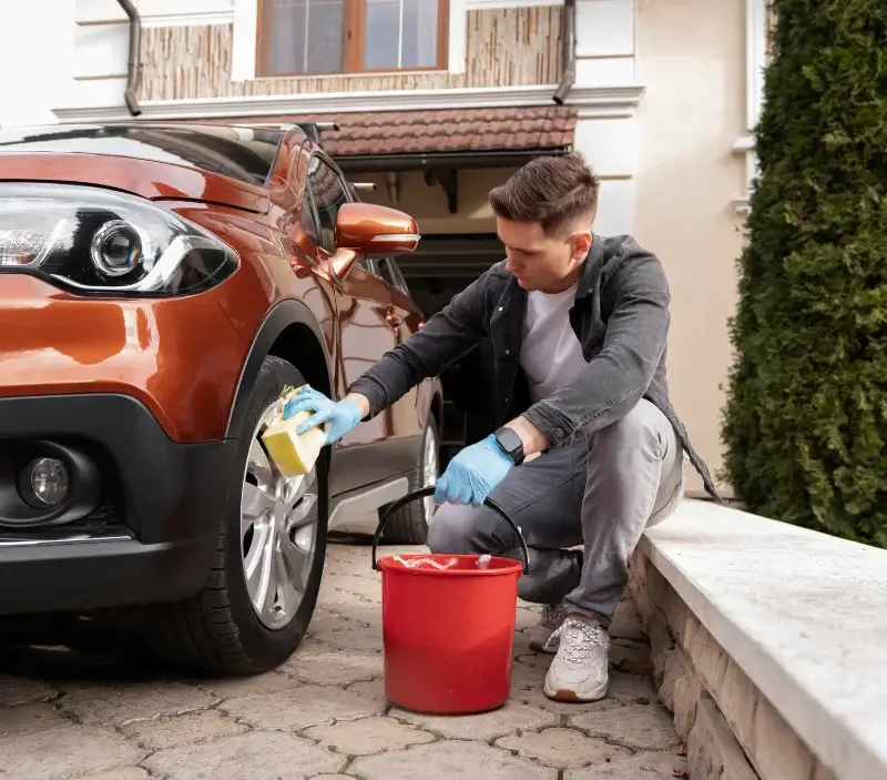 Lavage auto à domicile Saint-Hilaire-de-Clisson : professionnel intervenant sur un véhicule